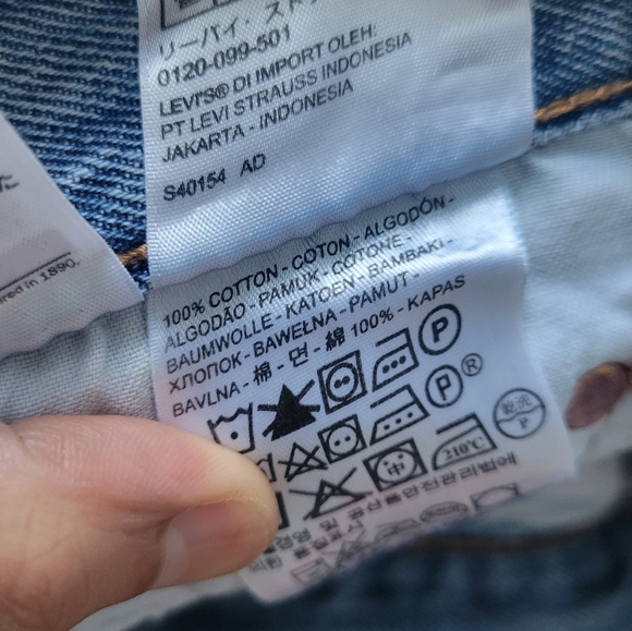 Levi's 501 Shorts - Picture 12 of 16